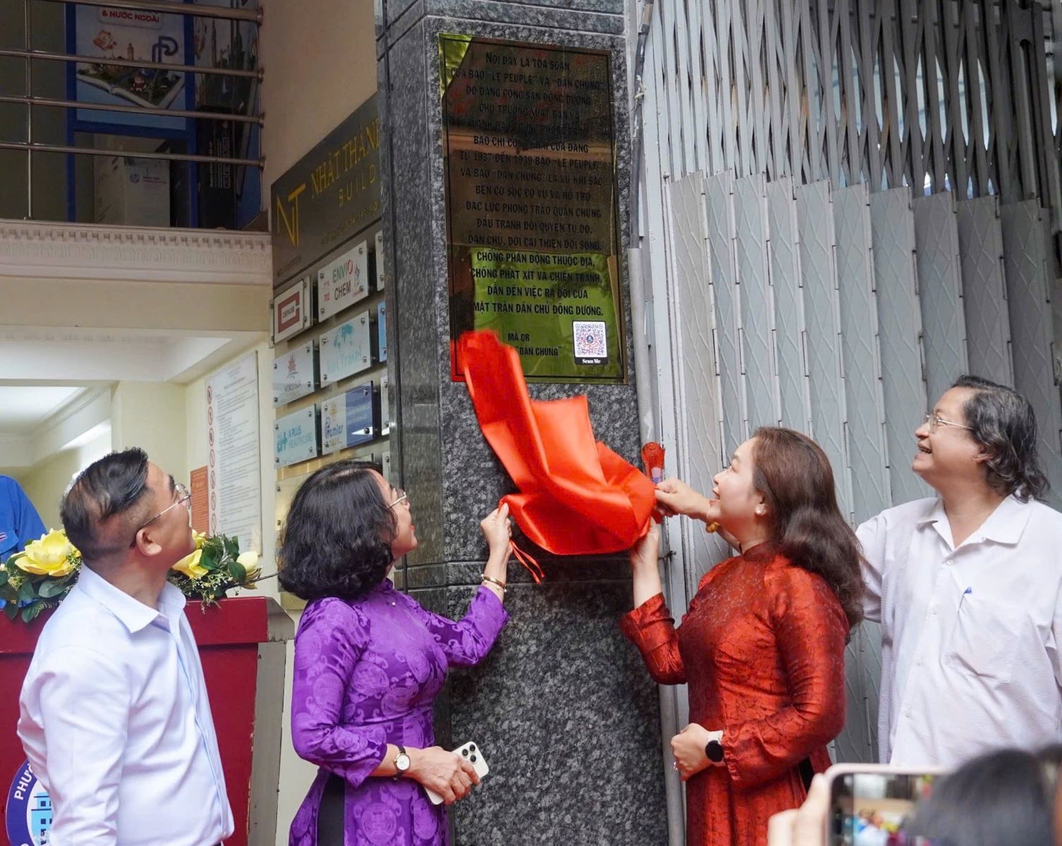 Lãnh đạo Thành phố và các đại biểu thực hiện nghi thức gắn bảng Di tích Lịch sử cấp Quốc gia.